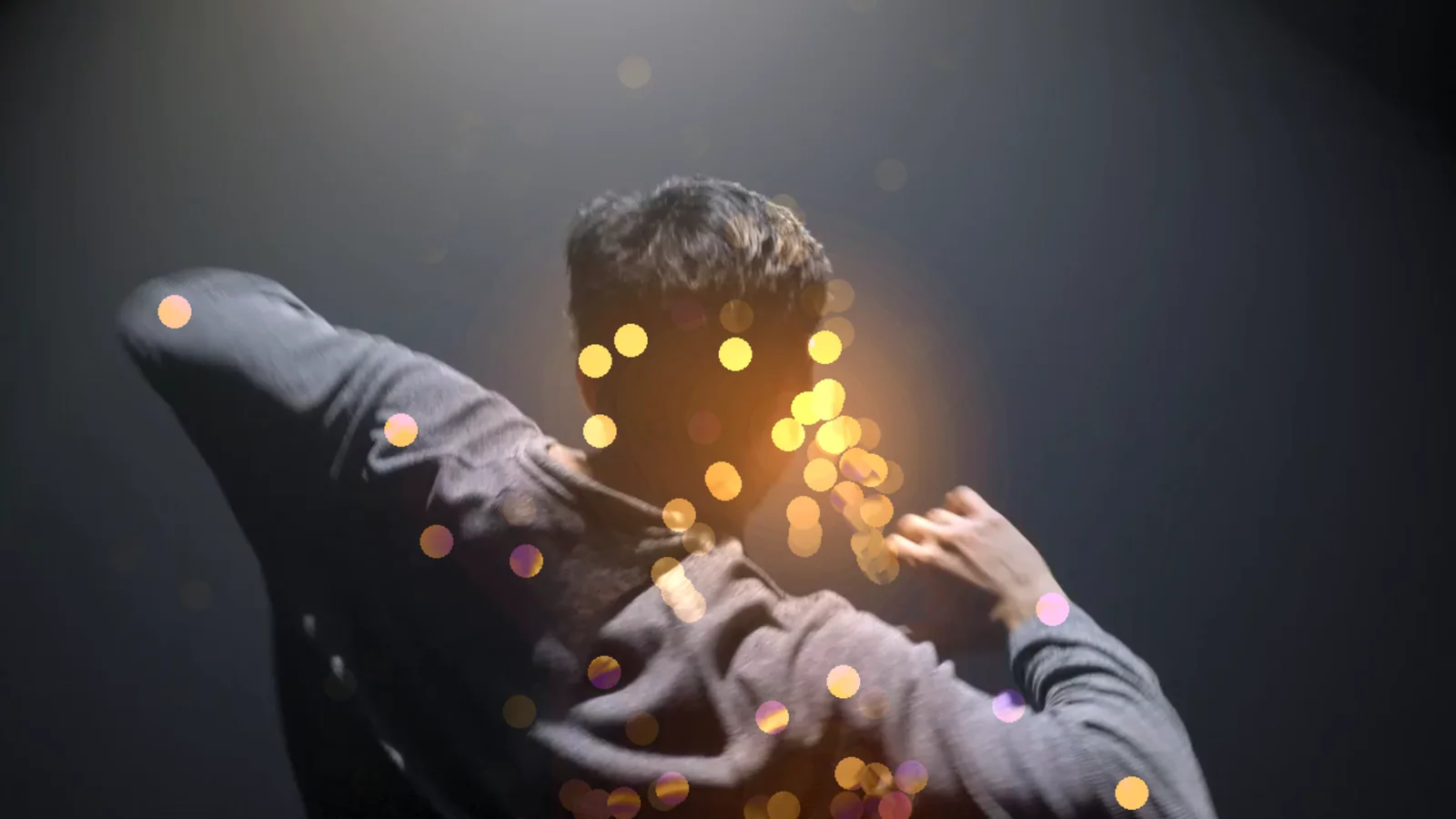 The same piece in Perform Mode: the dancer and the points of light fill the screen